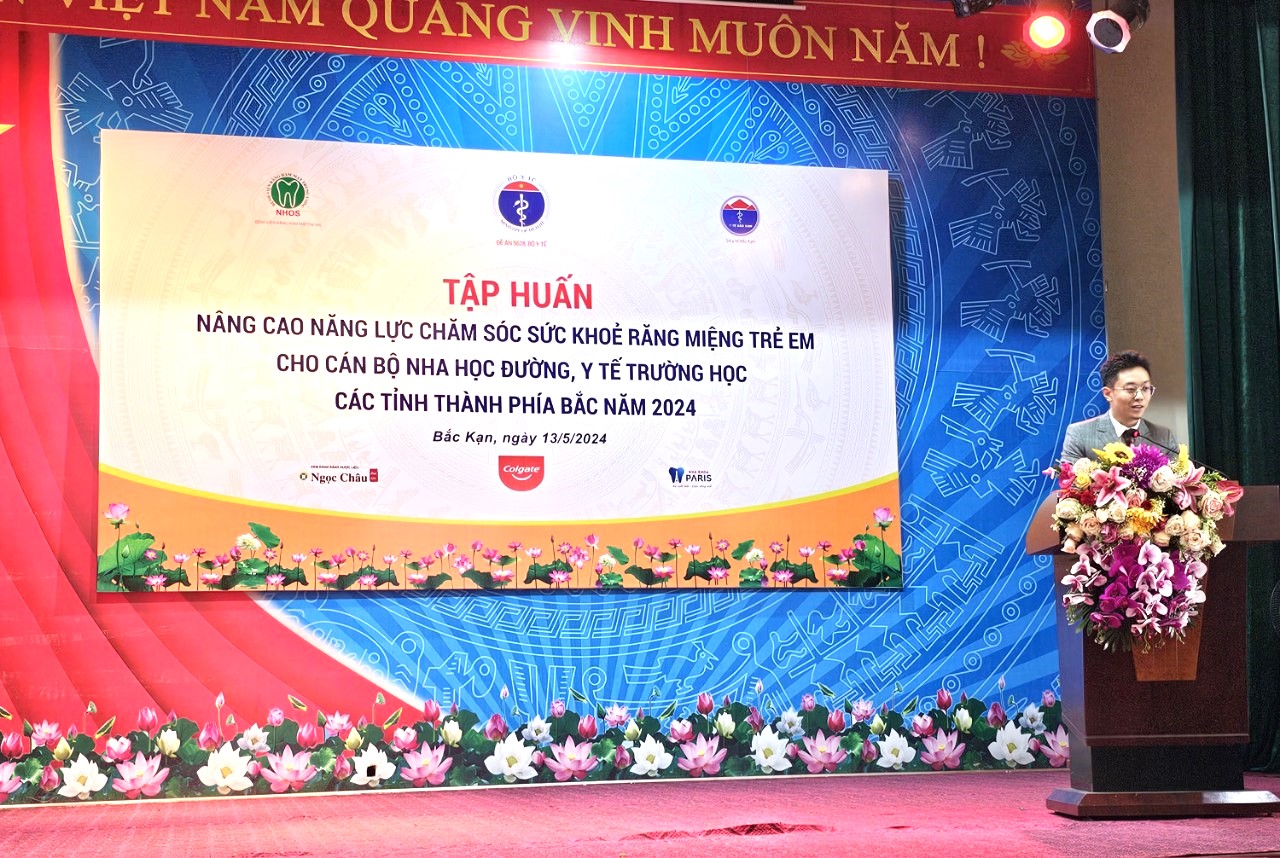 BS. Trần Phúc Minh, Phòng Chỉ đạo tuyến trình bày về Sự hình thành và phát triển cung răng trẻ em, một số bất thường khi mọc răng
